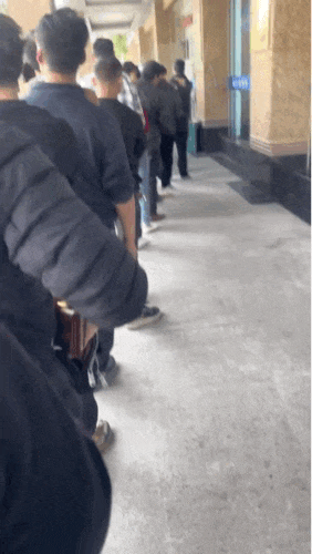突然！东莞路边惊现多人排长队，到底怎么回事？