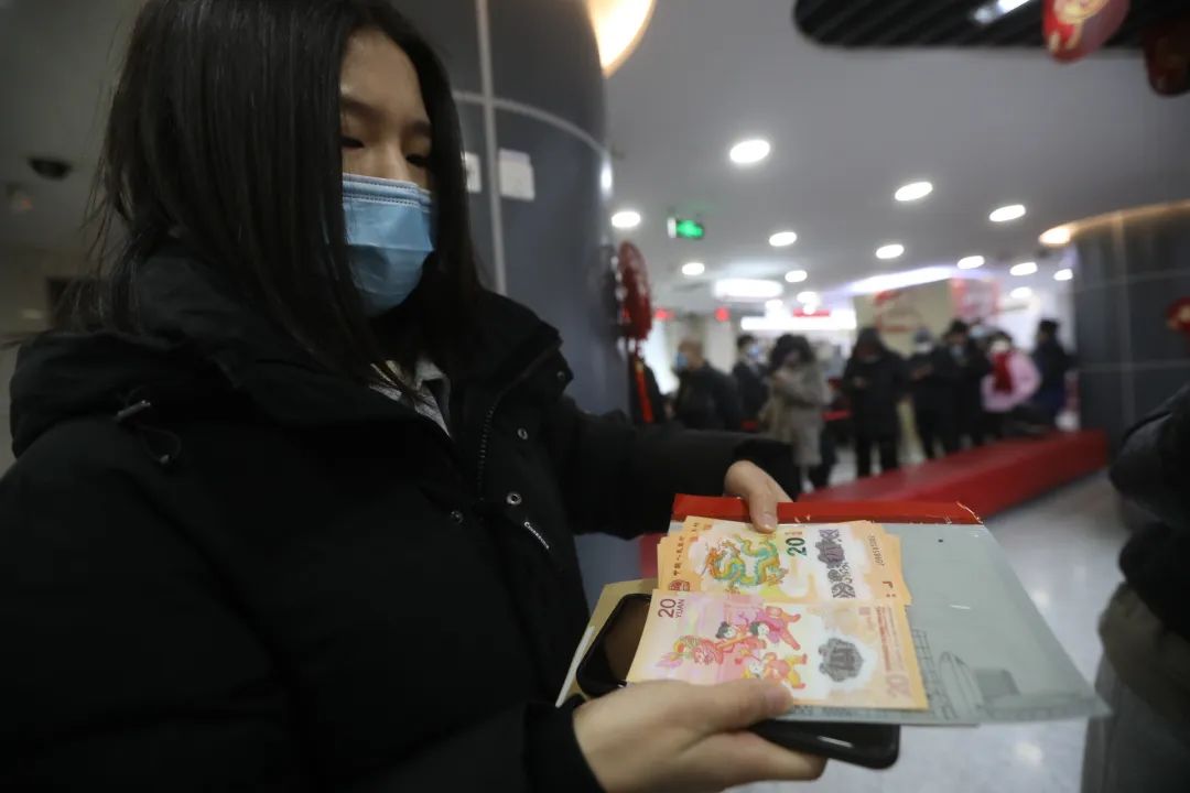 龙年纪念币钞火热兑换中，价格如何了？将成为今年春节送礼和红包的重要选择！