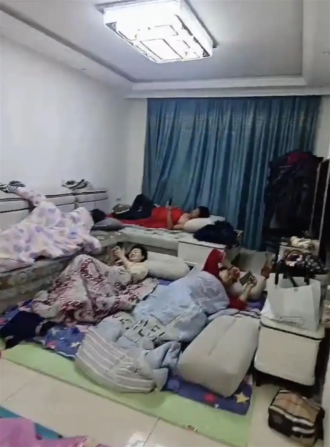 0人同住80平房内，厨房也睡上了！当事人发声"