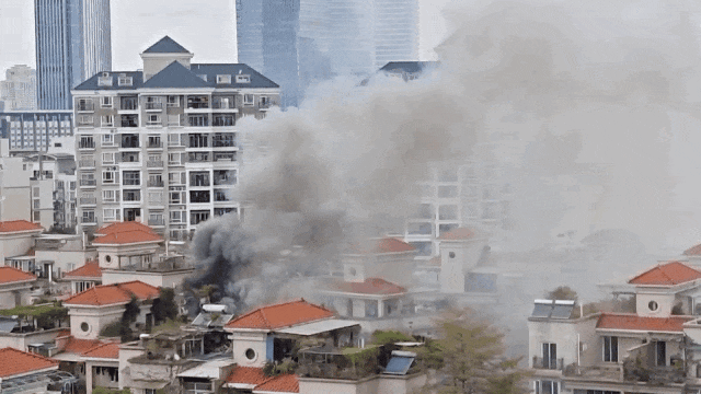 突发！东莞一小区住宅发生火灾，现场浓烟滚滚……