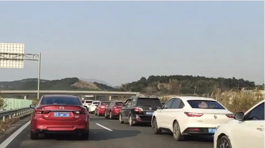 无数粤S塞死在高速上，这些车全部被罚200扣6分！