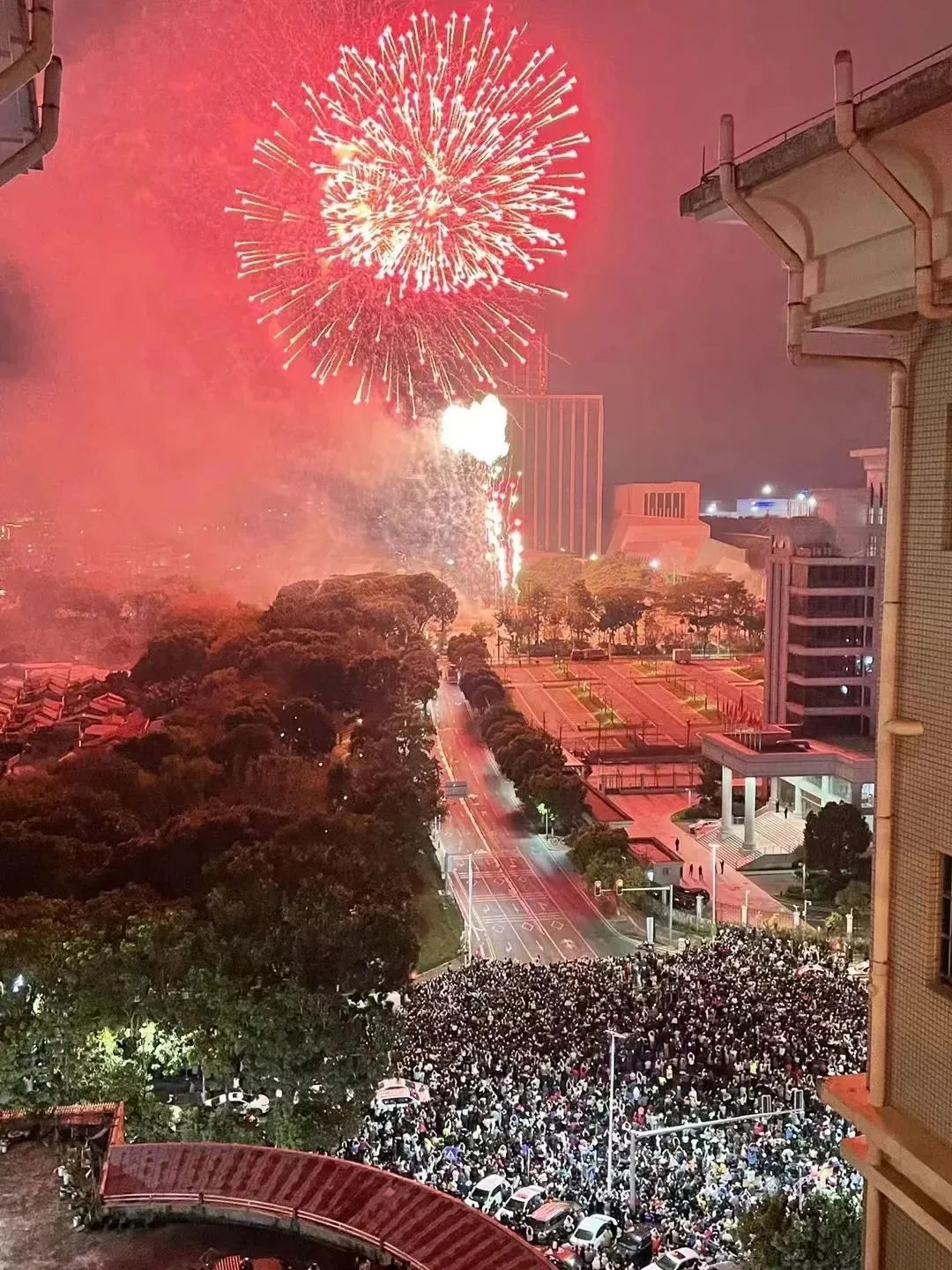 人山人海！昨晚是不是全东莞都去看烟花了...