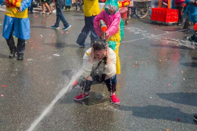 再过几天，过万东莞人涌上街头，只求湿身!