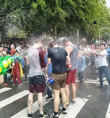 再过几天，过万东莞人涌上街头，只求湿身!