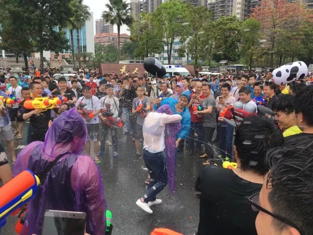 再过几天，过万东莞人涌上街头，只求湿身!