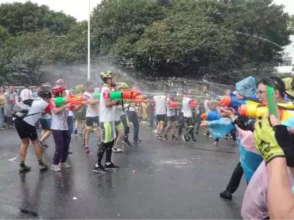 再过几天，过万东莞人涌上街头，只求湿身!