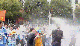 再过几天，过万东莞人涌上街头，只求湿身!
