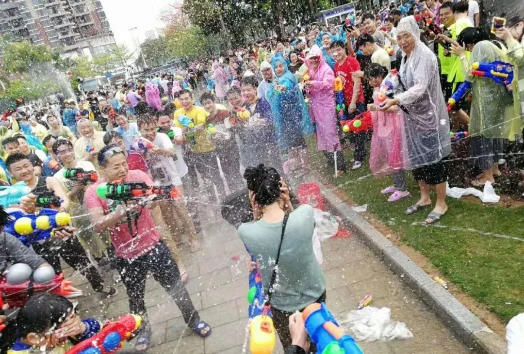 再过几天，过万东莞人涌上街头，只求湿身!