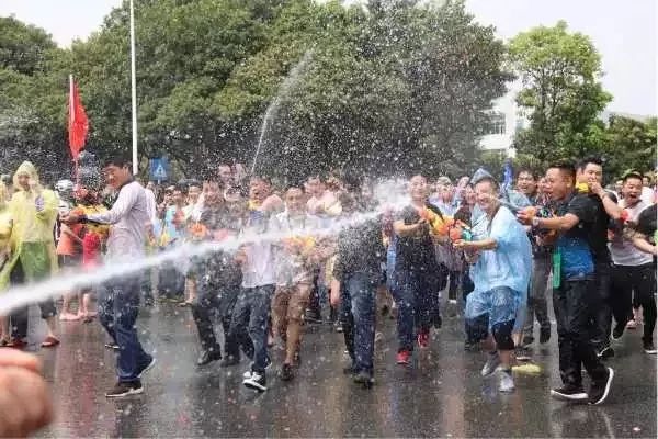 再过几天，过万东莞人涌上街头，只求湿身!