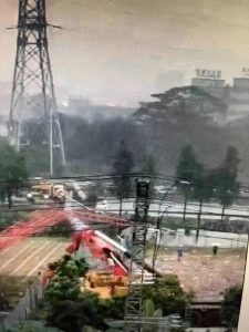 突发！东莞一“擎天柱”在大风中倒下，路过车辆被砸中！