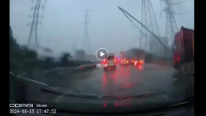突发！东莞一“擎天柱”在大风中倒下，路过车辆被砸中！