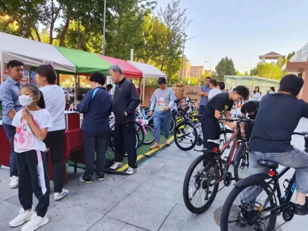 000台自行车免费，就在东城万达广场这里，即领即骑走"