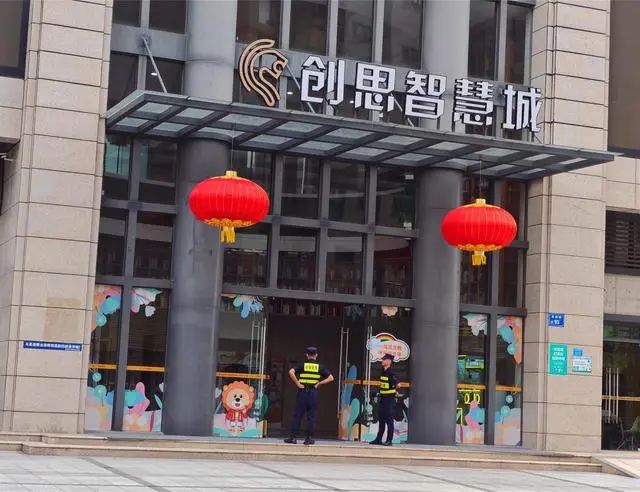 东莞一游泳机构突然闭店家长退费无门