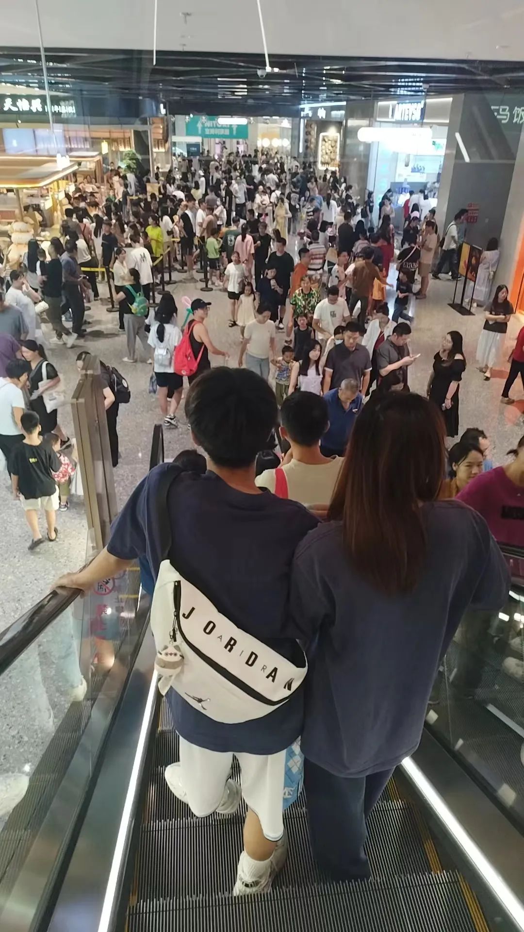 “挤爆公厕过夜”“停车费30元/小时”……东莞网友吐槽：没苦硬吃