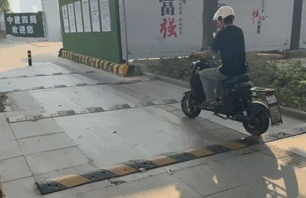 笑死！"20米12条减速带"，东莞这条路经过都要"震甩肺"！