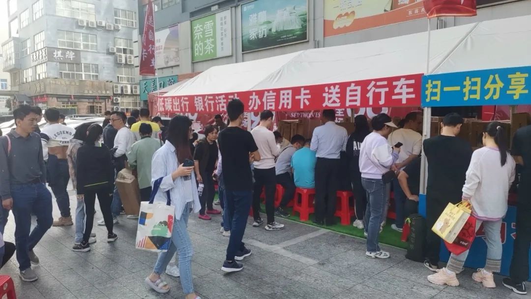 000台自行车免费，就在东城万达广场这里，即领即骑走"