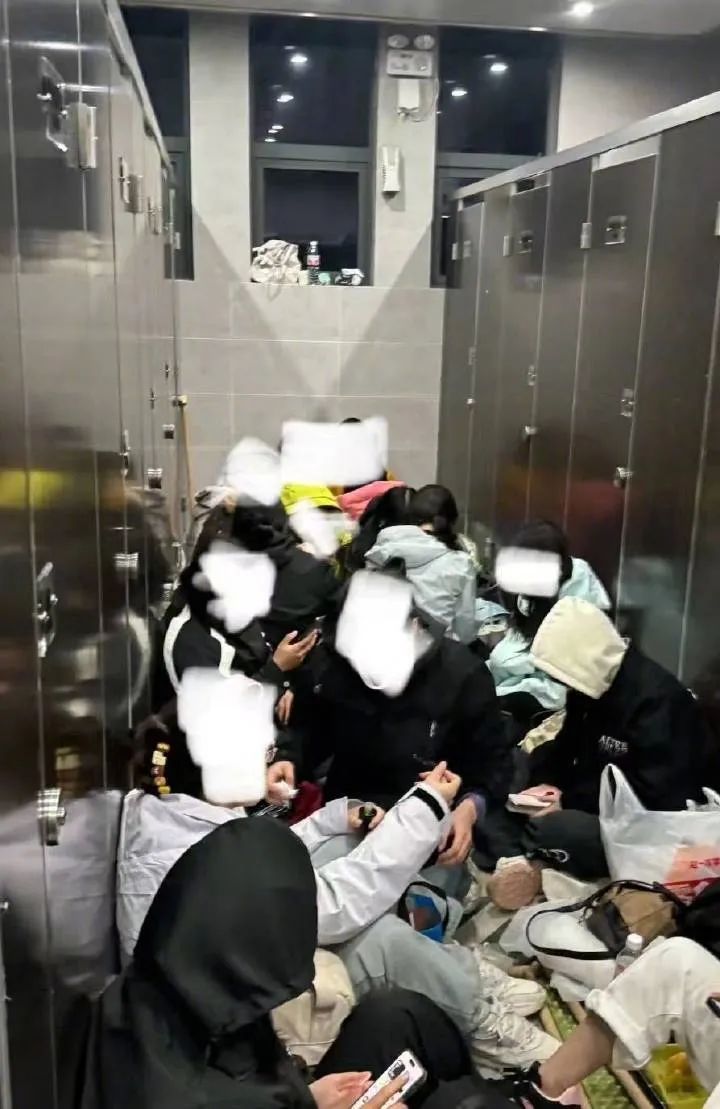 “挤爆公厕过夜”“停车费30元/小时”……东莞网友吐槽：没苦硬吃