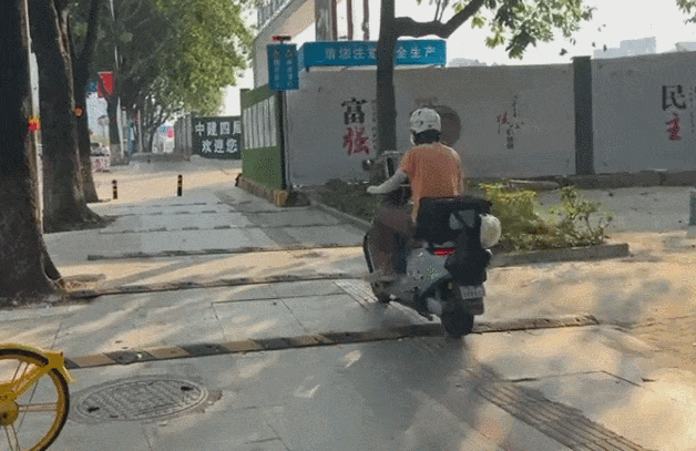 笑死！"20米12条减速带"，东莞这条路经过都要"震甩肺"！