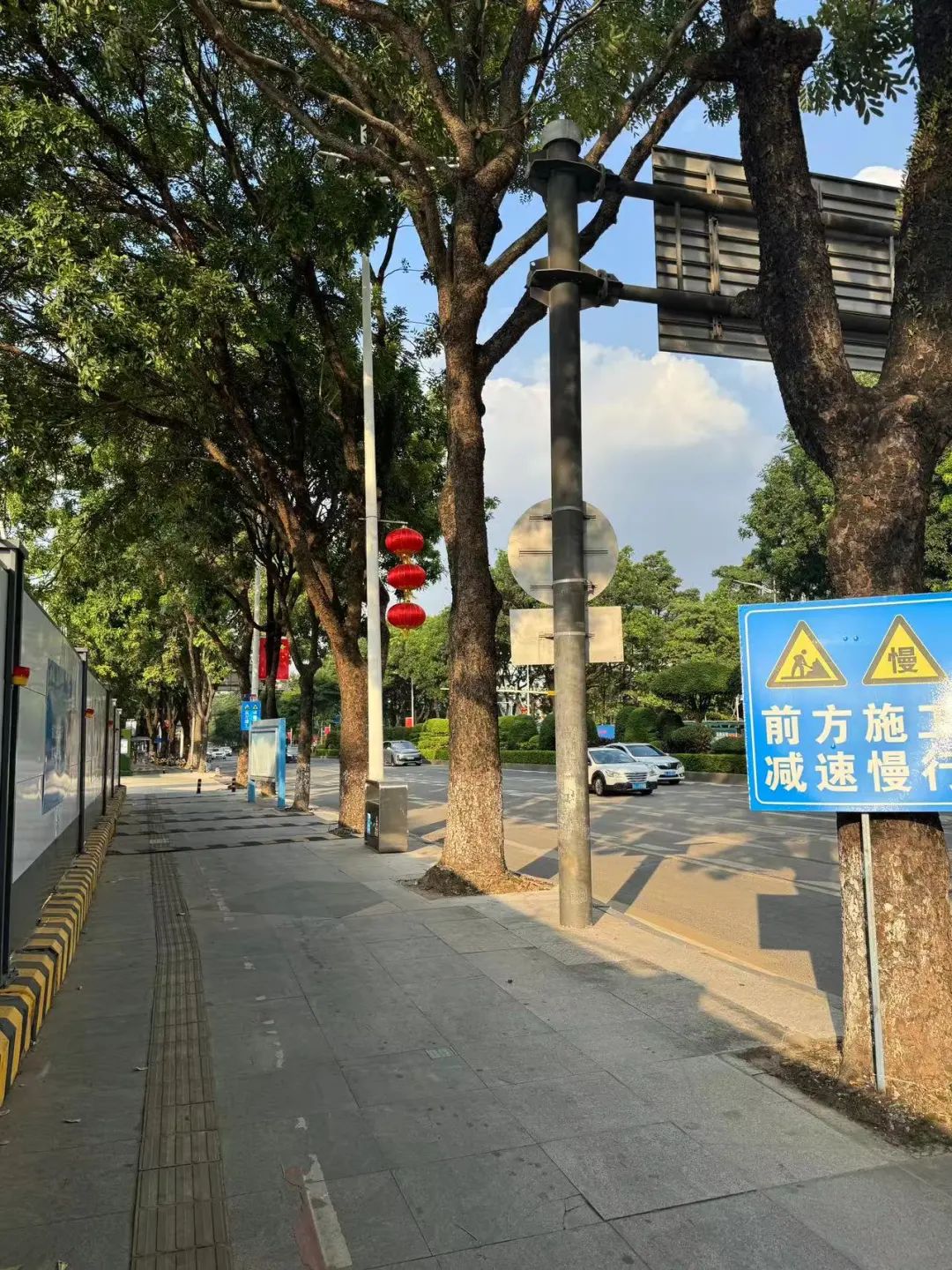 笑死！"20米12条减速带"，东莞这条路经过都要"震甩肺"！