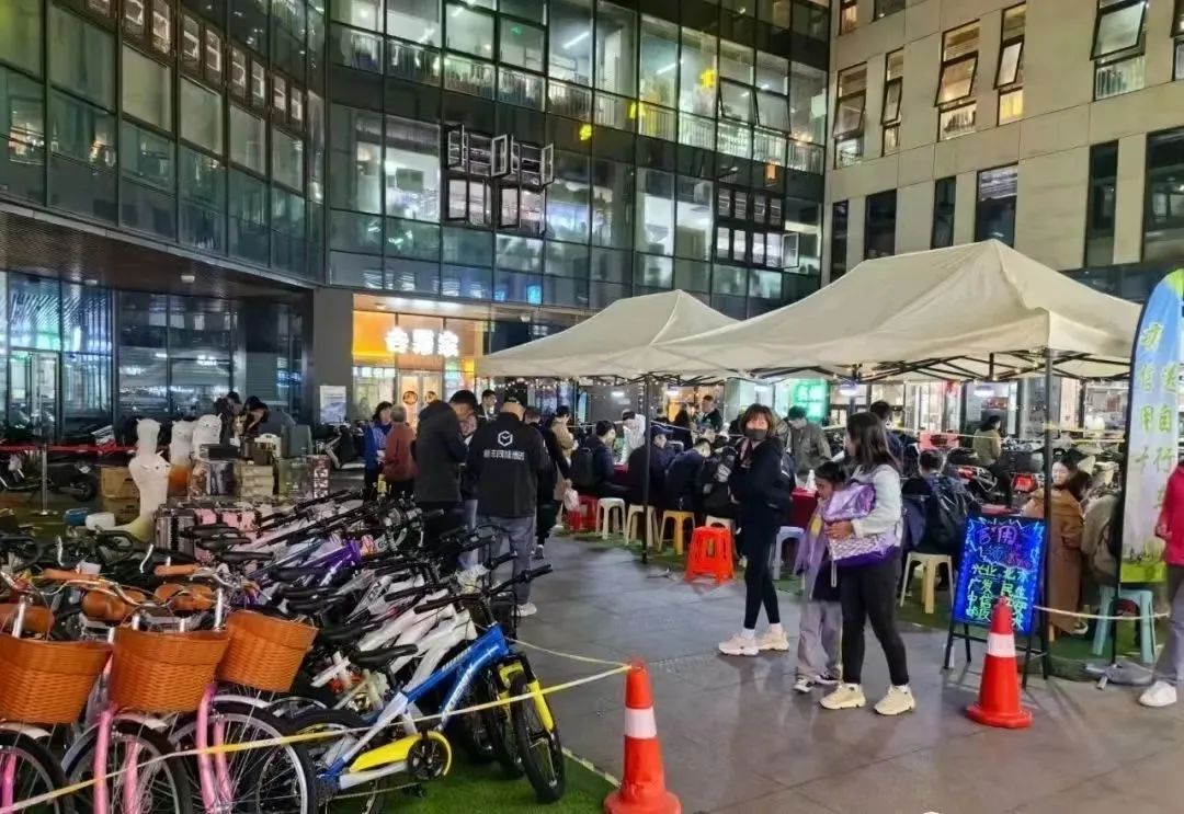 000台自行车免费，就在东城万达广场这里，即领即骑走"