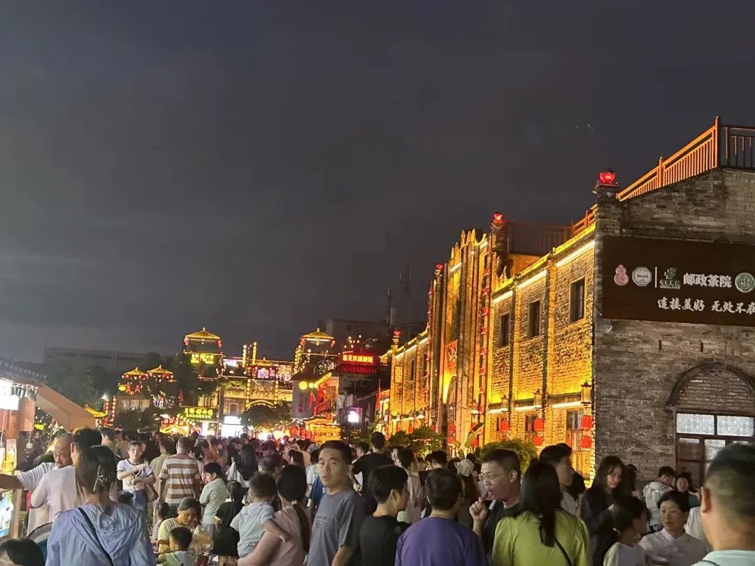 “挤爆公厕过夜”“停车费30元/小时”……东莞网友吐槽：没苦硬吃