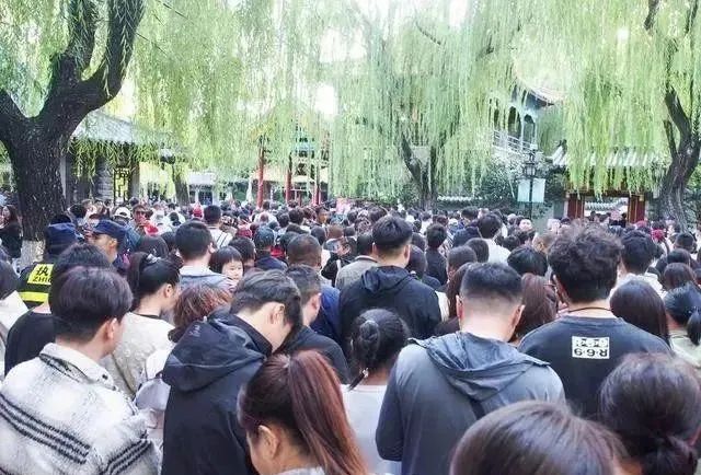 “挤爆公厕过夜”“停车费30元/小时”……东莞网友吐槽:没苦硬吃
