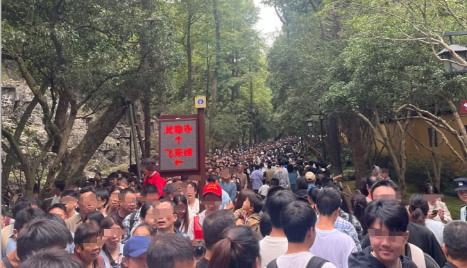 “挤爆公厕过夜”“停车费30元/小时”……东莞网友吐槽：没苦硬吃