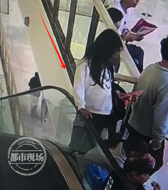 玻璃突然掉落！一女孩从商场4楼坠亡，最新回应