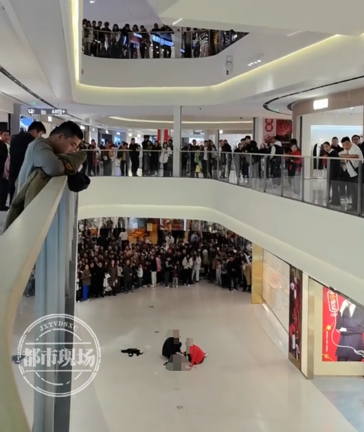 玻璃突然掉落！一女孩从商场4楼坠亡，最新回应