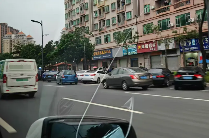 粤S注意！东莞启用新型抓拍神器，一次罚200元！