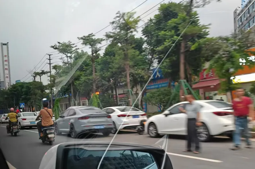粤S注意！东莞启用新型抓拍神器，一次罚200元！