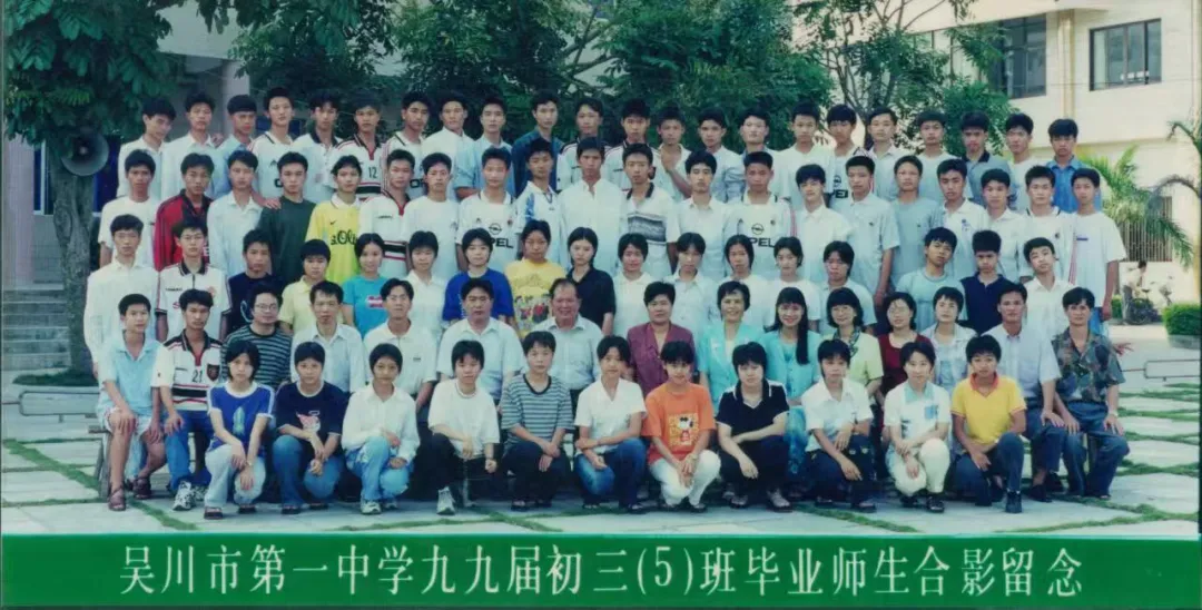 DeepSeek创始人梁文锋回家乡广东家乡踢球！